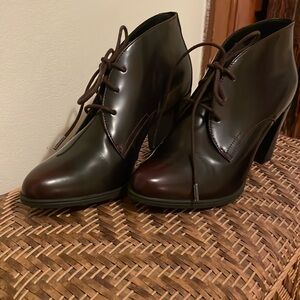 Clarks Kadri Alexis lace up block heel booties in burgundy patent leather size 8